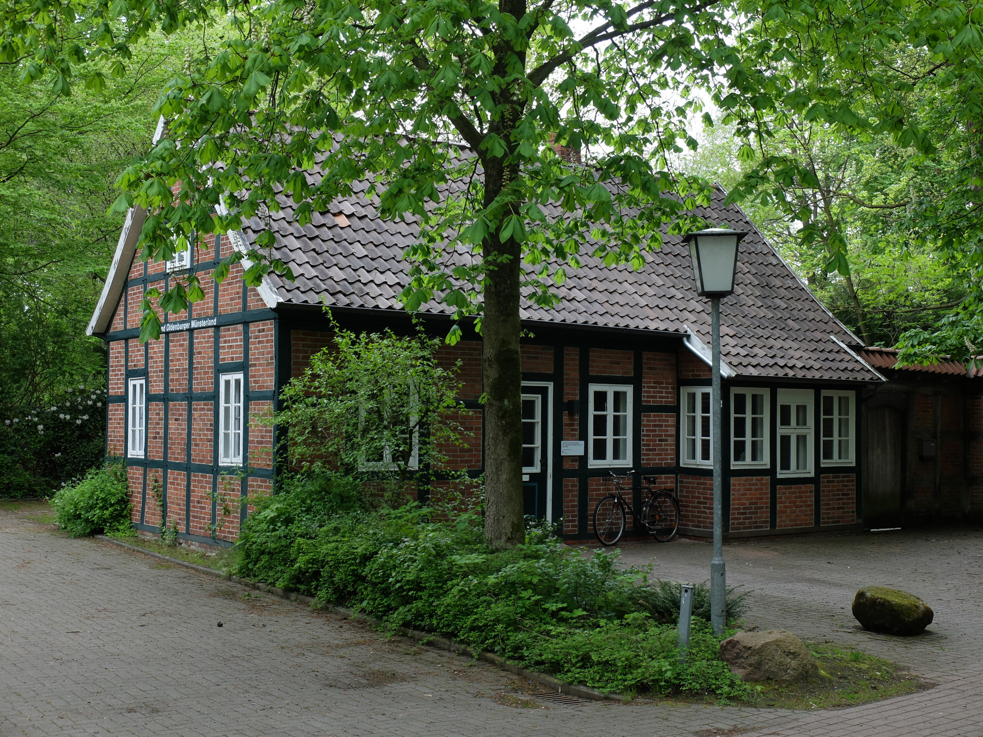 Arbeitsplatz vor dem Tor des Museumsdorfes