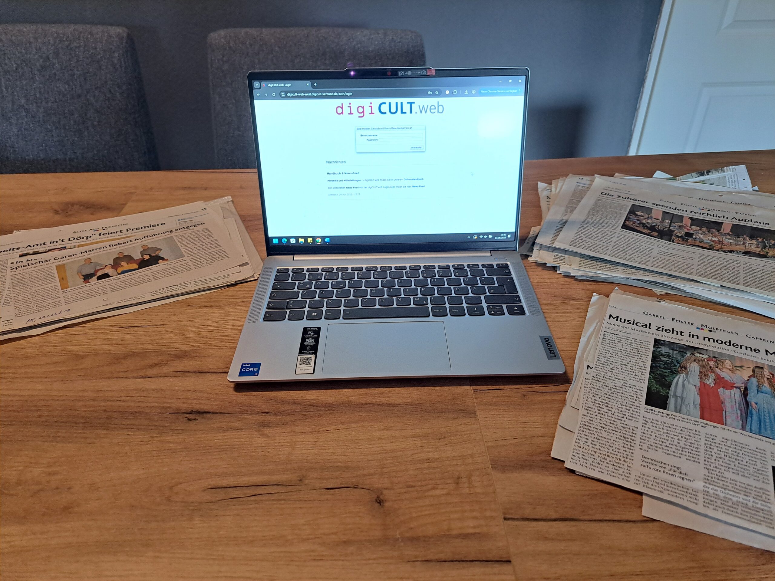 Arbeitsplatz mit Zeitungen